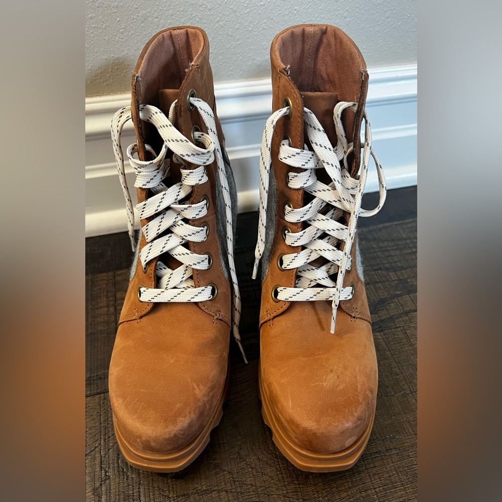 Sorel Size 7 Boots, Brand New